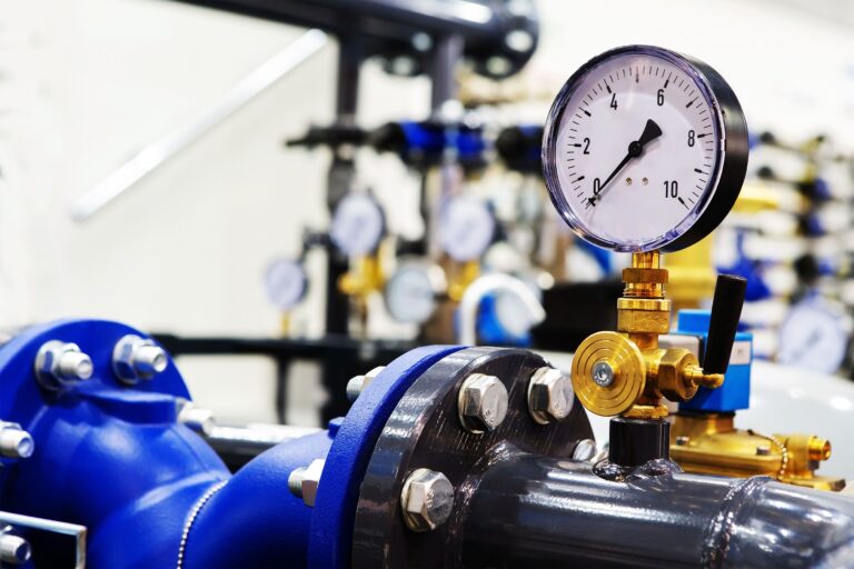 Multi-region pipeline maintenance with emissions-conscious gas recompression